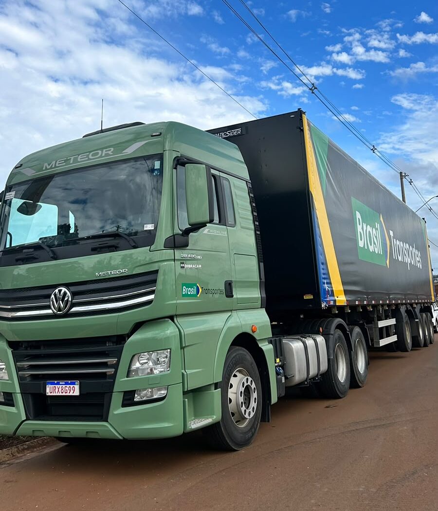 Caminhão VW Meteor com carreta sider da Brasil Transportes